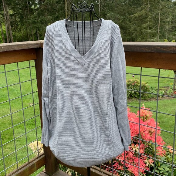 Women's size Large Gray Long SLeeve Pullover Sweater with V-Neck - Picture 1 of 9